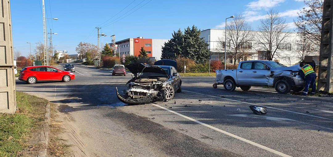 Durva karambol Pest megyében: a Mercedes az ütközés hatására megpördült, a Ford pedig kisodródva egy beton villanyoszlopnak csapódott – Fotók a helyszínről