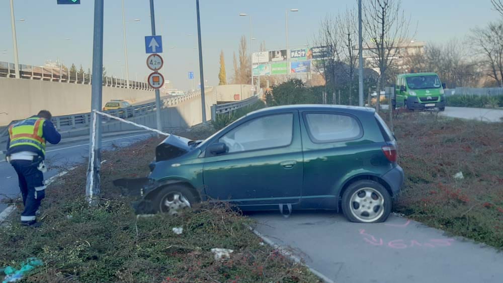 Letért az útról majd villanyoszlopnak vágódott egy Toyota Budapesten – Fotók a helyszínről
