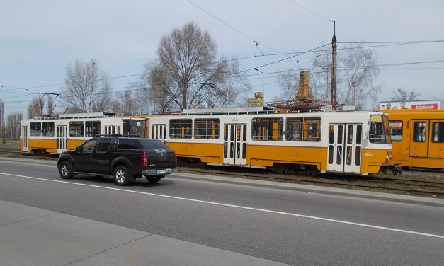 A villamosokon és a megállók környékén razziáztak a budapesti rendőrök, bírságokat is osztottak