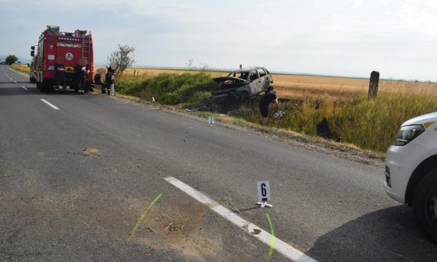 Égő autóból menekültek, hajszál híja volt, hogy megúszták