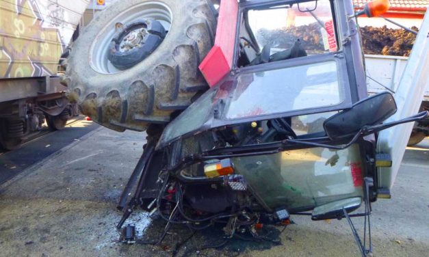 Így néz ki, amikor egy vonat kettészakít egy traktort, mit csinált a sofőr?