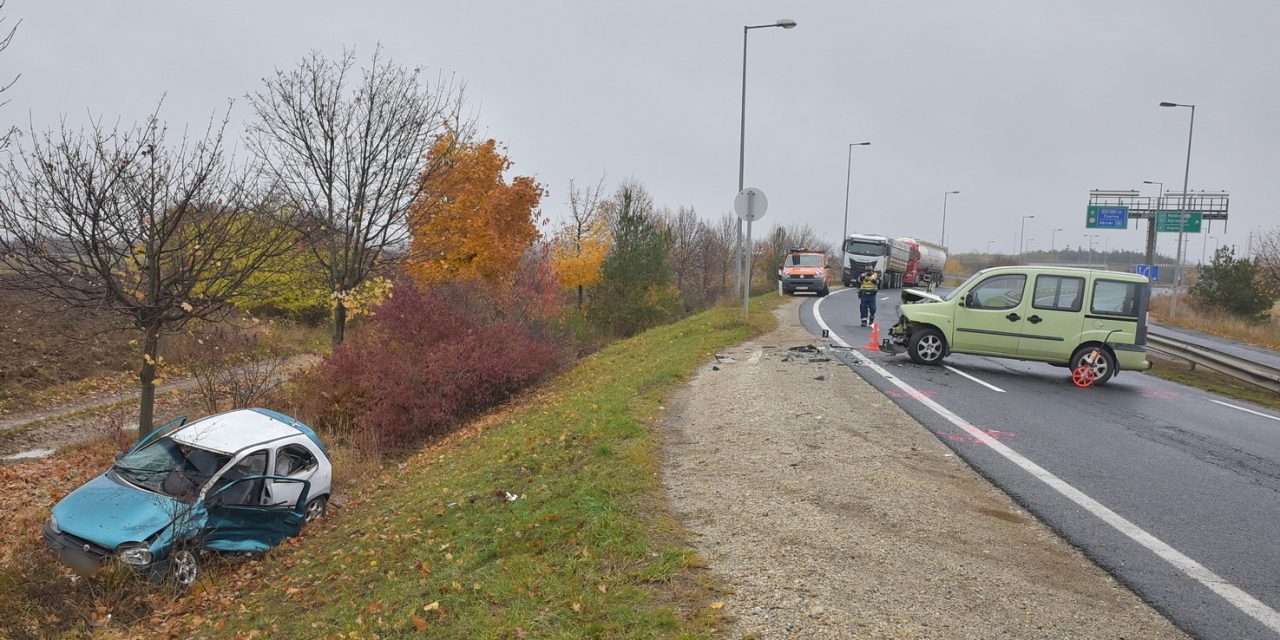A forgalommal szemben manőverezett a 87-es úton egy Fiat, majd az árokba lökött egy opelest: A vétlen sofőr súlyosan megsérült – Fotó a helyszínről