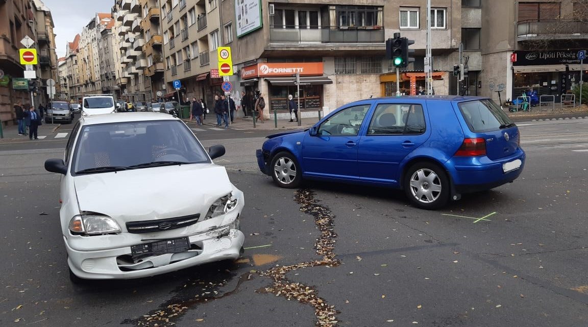 Az idős sofőrök találkozójából hatalmas csattanás lett, súlyos sérült is van