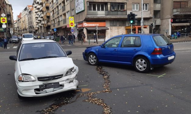 Az idős sofőrök találkozójából hatalmas csattanás lett, súlyos sérült is van