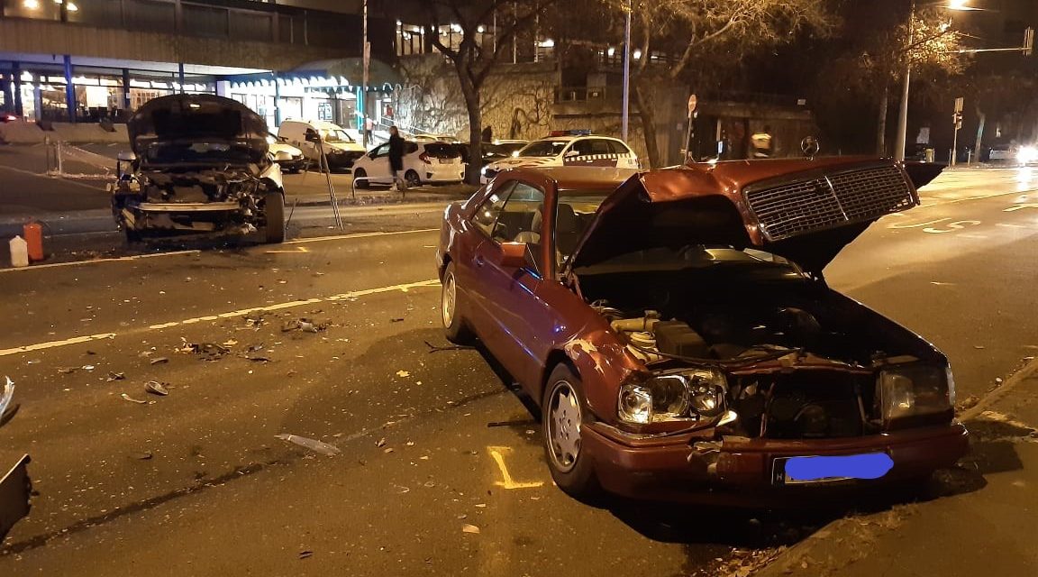 A biztonsági öv fogta meg, hatalmas csattanás a hajdani Körszállónál, egy régi Mercedes és egy Megane ütközött
