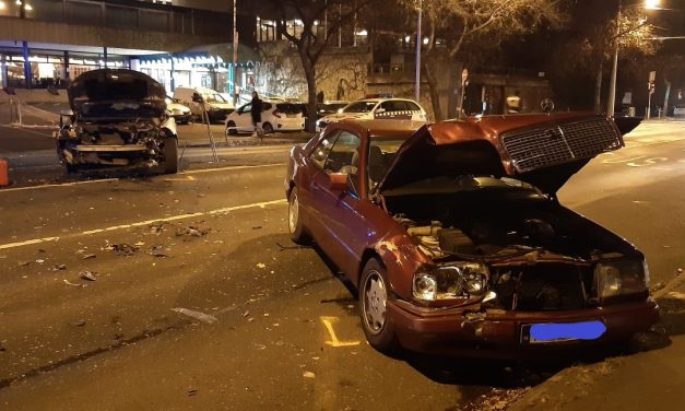 A biztonsági öv fogta meg, hatalmas csattanás a hajdani Körszállónál, egy régi Mercedes és egy Megane ütközött