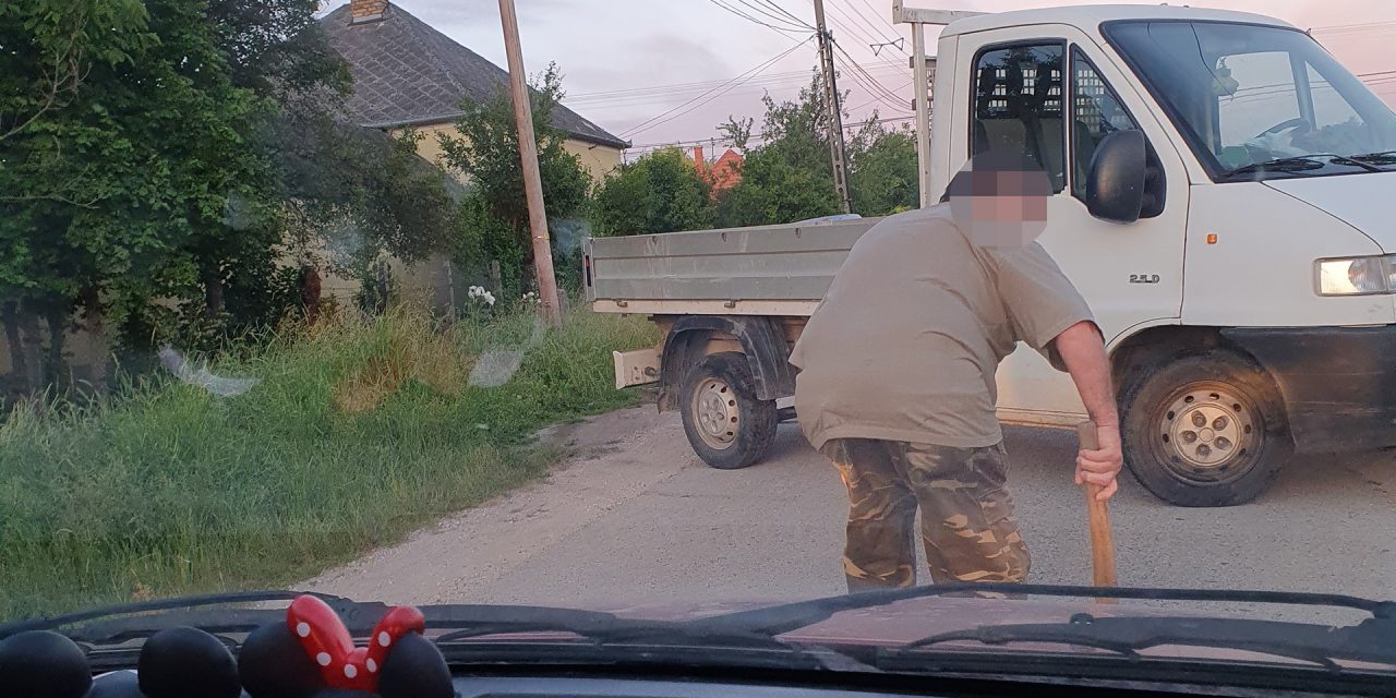 Kisteherautóval állt keresztbe az úton, baltát is elővett, így követelte a tűzifa árát