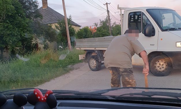 Kisteherautóval állt keresztbe az úton, baltát is elővett, így követelte a tűzifa árát