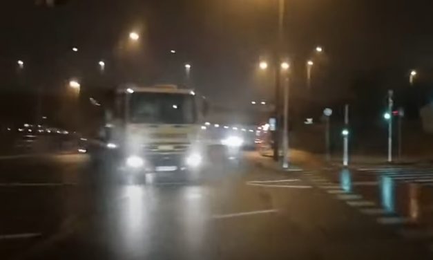 Sokkoló videó: millimétereken múlt a tragédia Budapesten, a Petőfi-hídnál, az a szerencse, hogy gyalogos éppen nem járt arra