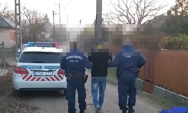 Öklüket rázva fenyegették az ismerősüket a villamoson, és a mobilját is elvették – Videó