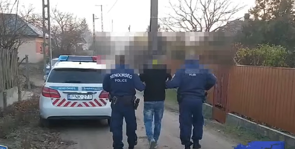 Öklüket rázva fenyegették az ismerősüket a villamoson, és a mobilját is elvették – Videó