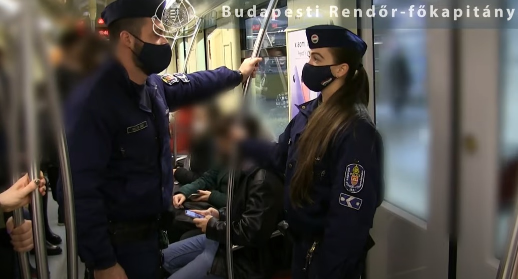 Most a 4-es metrón razziáztak a budapesti rendőrök: négy embert elő is állítottak – Videó
