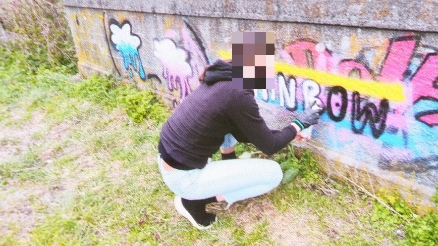 Ez ám a nagy fogás, vízirendőrök kapták el a falfirkázó fiatalt