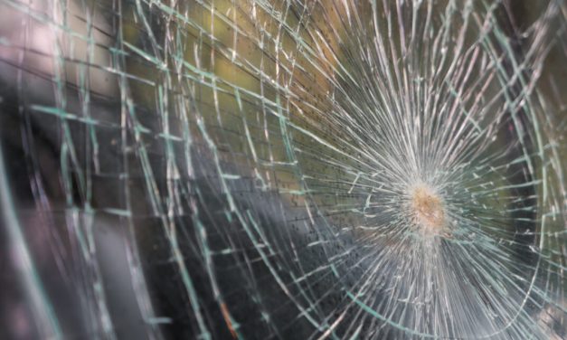 Kész csoda, hogy ezt megúszták: rommá törte az autóját a Kutyapárt elnöke, mellette ült a társelnöke, Döme Zsuzsa is, aki meg is sérült – Ilyen állapotban van most