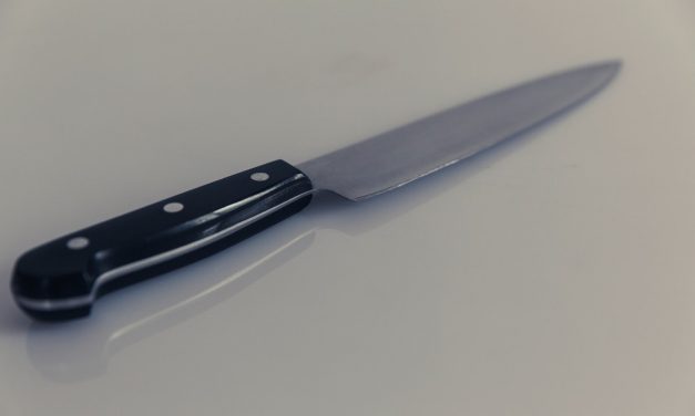 Keresztelő után késsel támadt a nő a párjára, a verekedésben mellbe szúrta a férfit