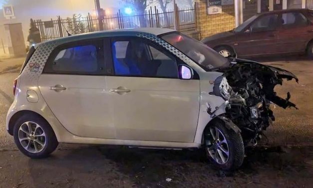 A ködtől nem látta a táblát, csúnya baleset okozott az autókölcsönzős Smarttal