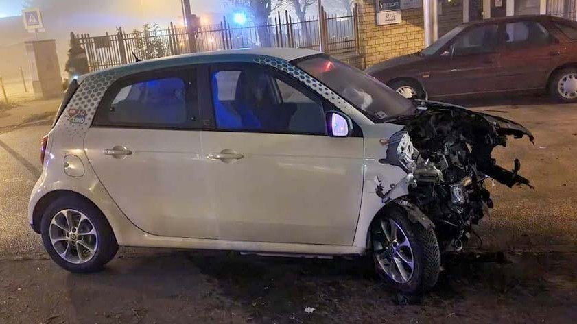 A ködtől nem látta a táblát, csúnya baleset okozott az autókölcsönzős Smarttal