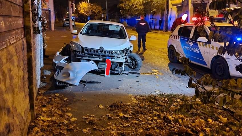 Amikor két Renault találkozik Pesterzsébeten ott sikít a fém, de előkerült egy fejsze is