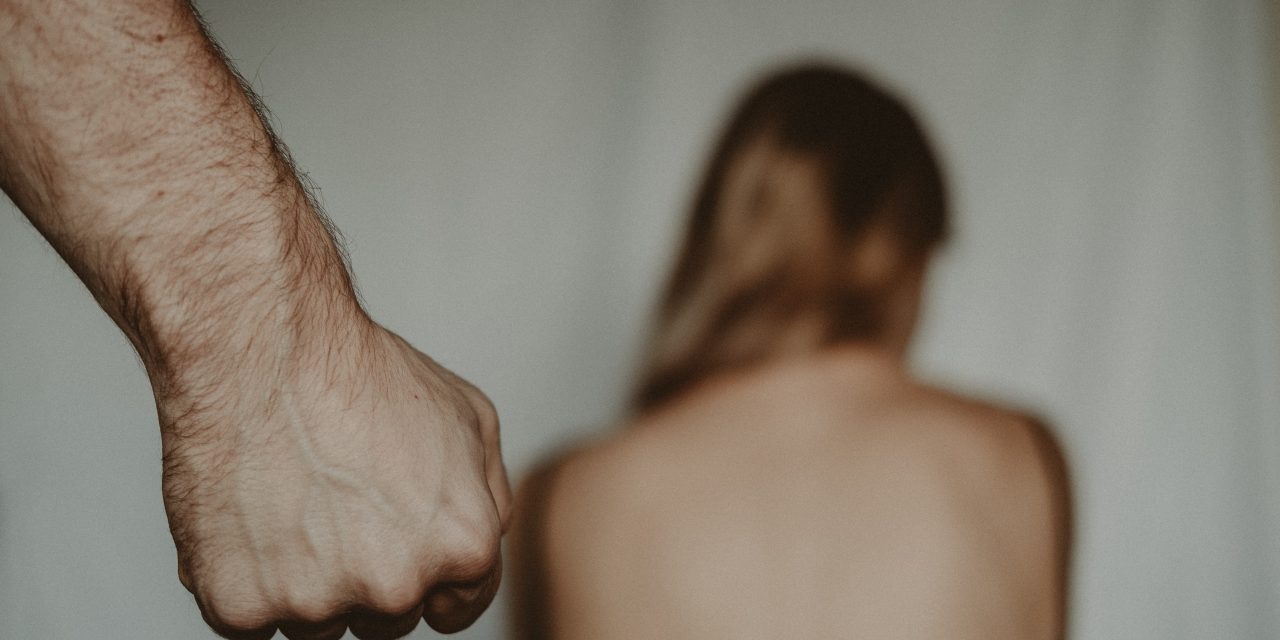 Éveken át kényszerítette prostitúcióra az élettársát egy férfi Budapesten – Többször súlyosan bántalmazta, folyamatosan fenyegette a fiatal nőt, aki végül így tudott elmenekülni
