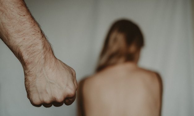 Gyerekük jelenlétében fenyegette meg halálosan a volt feleségét a borsodi tűzoltó – Többször bántalmazta, még a lépcsőről is lelökte a nőt