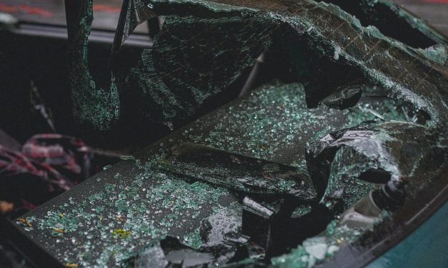 Durva karambol: két autó rohant egymásba a 83-as főúton, egy ember a helyszínen szörnyethalt