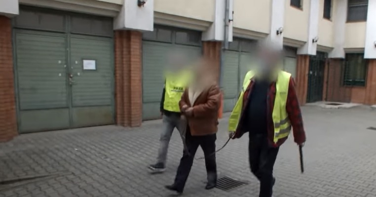 7 éves kisfia nyakához dobócsillagot nyomva tartotta sakkban az anyát: Ütötte-rúgta volt élettársát az 52 éves ceglédi férfi, a gyerekeit is megverte