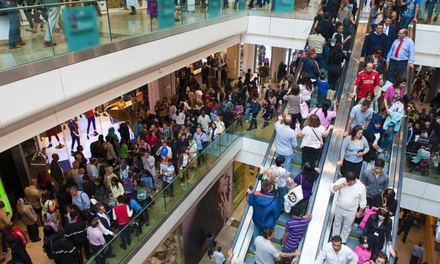 Balhé a plázában: Őrjöngeni kezdett egy férfi, rugdosta a kirakatokat, botrányt csinált