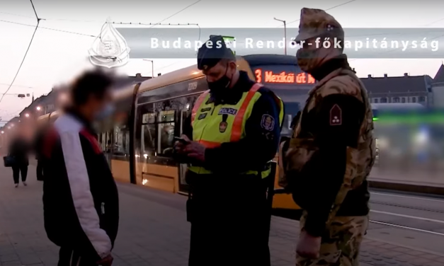 Bár volt, aki megpróbált elslisszolni előlük, de kevés sikerrel járt, rendőr-katona kombó a budapesti villamosokon