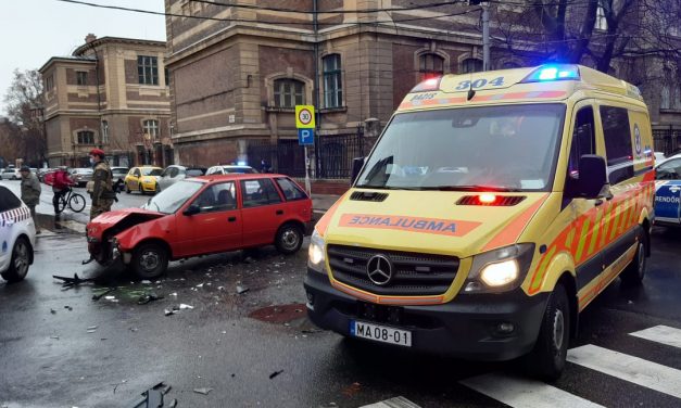 Suzuki rohant egy Skodának a Budapesten, utóbbiban az összes légzsák kinyílt, többen megsérültek – Fotók a helyszínről