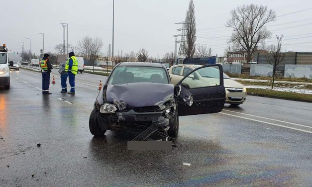 Megcsúszott egy opeles Pest megyében majd villanyoszlopnak csapódott: az autó utasa súlyosan megsérült, csak az anyósülés ajtajának levágásával lehetett kiszabadítani – Fotók!