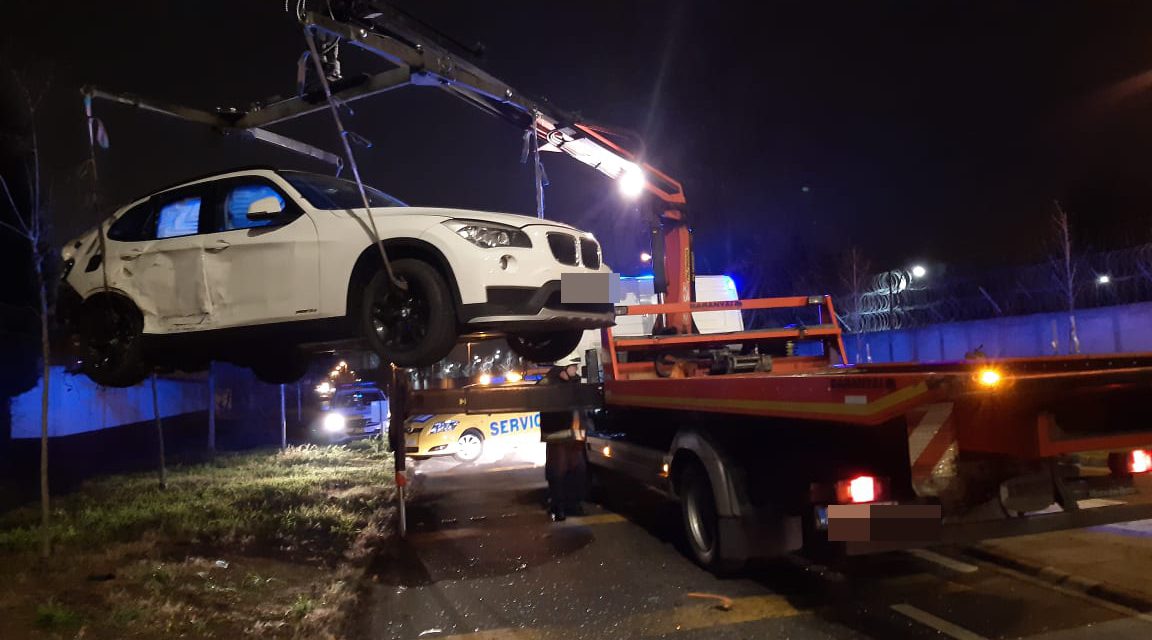 Ütközött majd megpördült és villanyoszlopnak csapódott egy autós Budapesten: a szerteszét repülő alkatrészek egy Volvot találtak el – Fotók a helyszínről