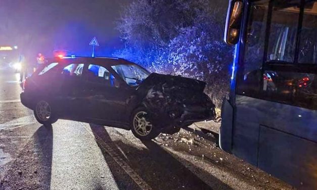 Megcsúszott egy autós Pest megyében, átsodródott a szembesávba majd frontálisan ütközött a 63-as busszas – Fotók a helyszínről