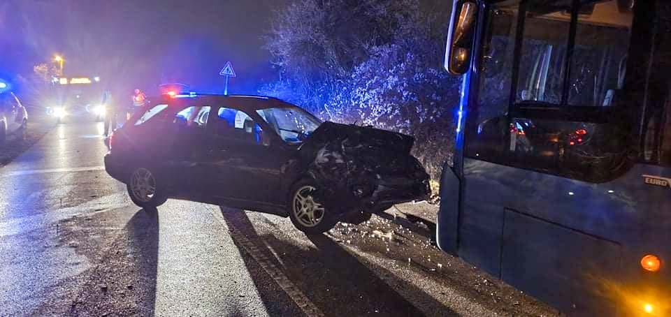Megcsúszott egy autós Pest megyében, átsodródott a szembesávba majd frontálisan ütközött a 63-as busszas – Fotók a helyszínről