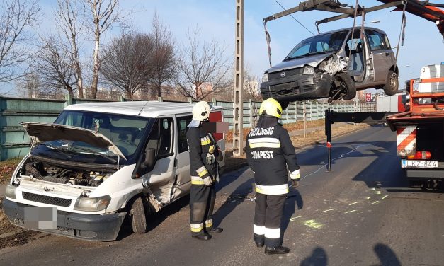 Füstölni kezdett a Fiat az ütközés után, súlyos baleset Kőbányán