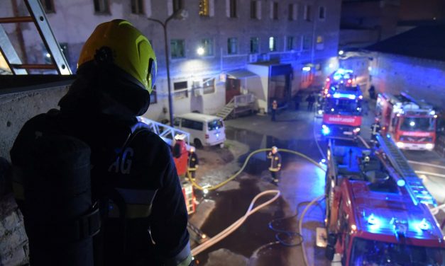 Kigyulladt egy telephely Budapesten: 22 autóval, 60 tűzoltó küzd a lángokkal – Fotók és videók a helyszínről