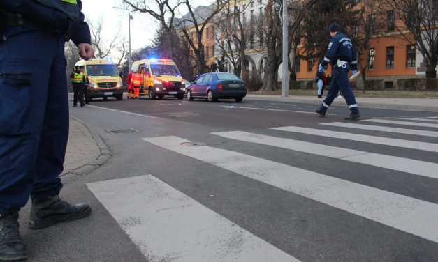 Három lányt ütöttek el a zebrán Mezőkövesden – Fotók a helyszínről