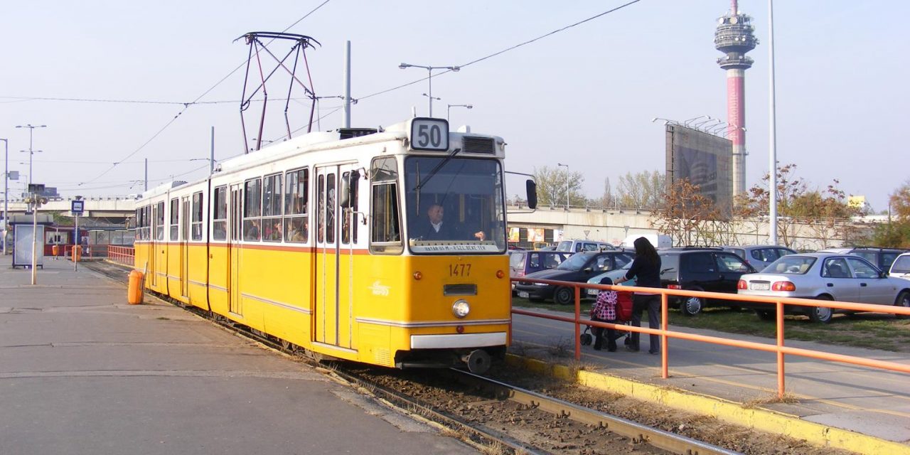 Villamos sodort el egy 11 éves kislányt Budapesten – Kiderült, a piroson ment át