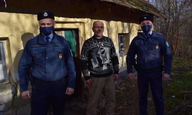 Hétköznapi hősők: rendőrök segítettek egy vásárosnaményi férfin, akinek csupán egy fűtetlen lakrész szolgált az otthonául, eddig – Fotók