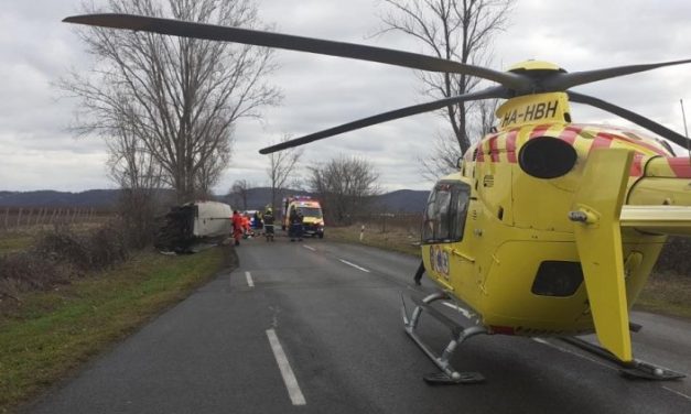 Kigyulladt egy autó az M7-esen, az egyik pályát lezárták, Harcnál mentőhelikopter is érkezett egy férfiért