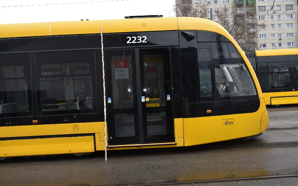 Végigrepedt ajtóüveg, bezúzott szélvédő: lecsaptak a zsaruk a Budapesten garázdálkodó villamosdobálókra – Fotók