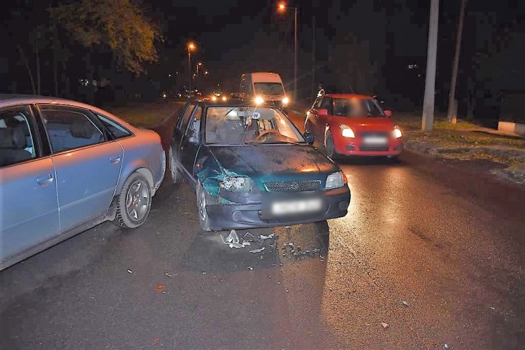 Fékezés után koccanás: a Suzuki sofőrje teljesen kiakadt, ököllel ment neki a másik autósnak – Fotó a helyszínről