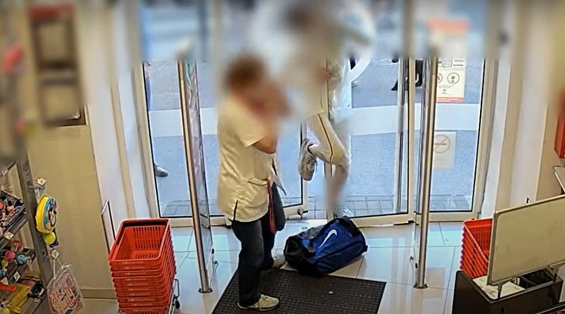 Beszorult a feje a szerencsétlen tolvajnak a fotocellás ajtóba, döbbenetes videó az esetről