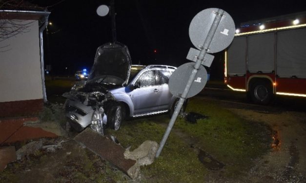 Ittasan tarolt le egy betonoszlopot, majd egy ház falának csapódott ez a sofőr Győr mellettt – Durva fotók a helyszínről