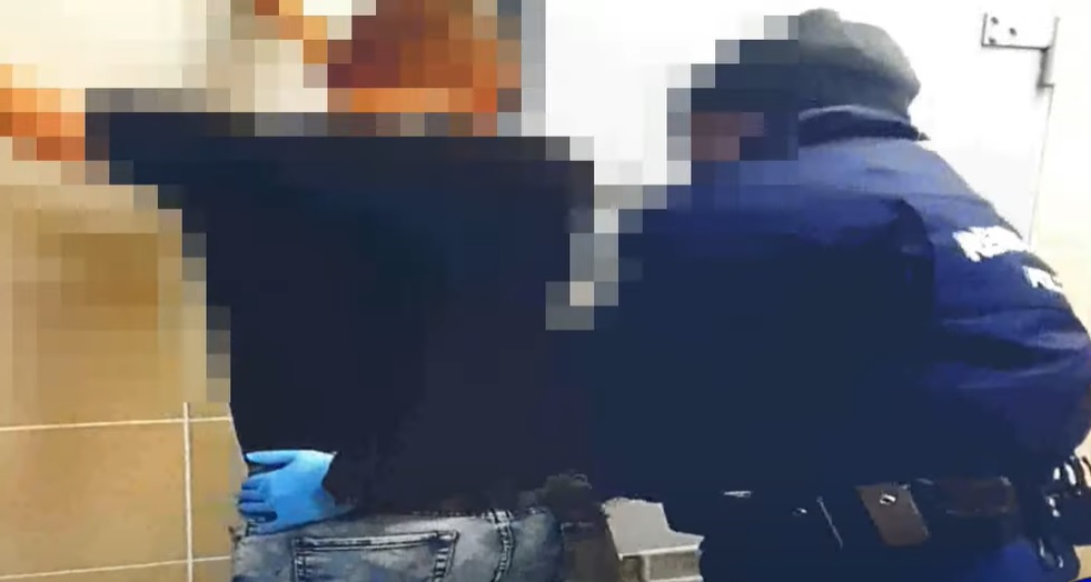 Éjszaka követte áldozatát a 30 éves salgótarjáni férfi, majd többször arcon ütötte, a falhoz szorította és erőszakkal letépte a válláról a táskát – Videó!