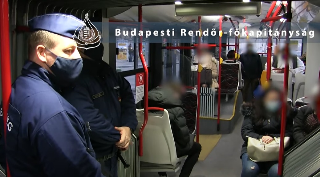Ezúttal a 80-as trolin razziáztak a zsaruk Budapesten: több szabálytalankódot is fogtak – Videó