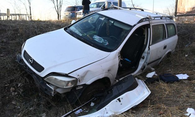 Halál az árokban, Fóton egy autó ajtaja kiszakadt, a sofőr életét vesztette