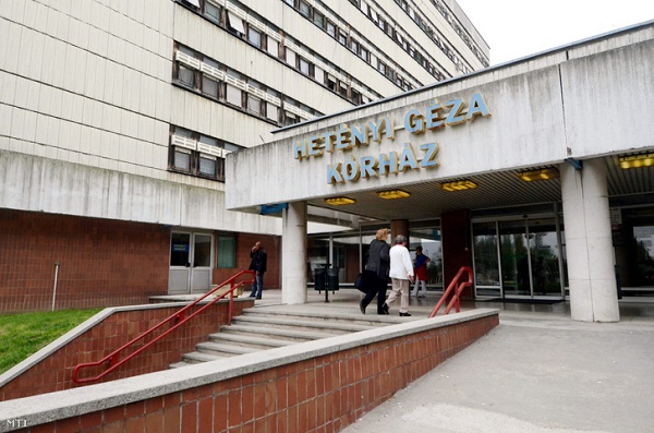 „Azt is szeretnénk elérni, hogy kiderüljön, melyik sírhelyen fekszik, és ha ez megvan, szolgáltassák vissza” – több beteget is összecserélhettek a szolnoki kórházban, Mária semmit nem tud édesanyja földi maradványairól