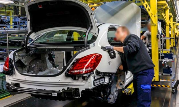 A kecskeméti Mercedes-gyár dolgozója, egy 3 gyermekes apuka elővette a kést és szíven szúrt egy terhes nőt