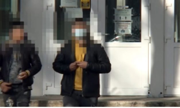 Gumibottal fegyelmezett meg három kamasz fiút az iskolaőr egy nyíregyházi iskolában: a tenyerüket és a meztelen talpukat ütötte, ez volt a bűnük – videó