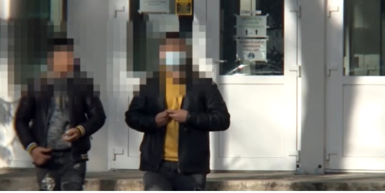 Gumibottal fegyelmezett meg három kamasz fiút az iskolaőr egy nyíregyházi iskolában: a tenyerüket és a meztelen talpukat ütötte, ez volt a bűnük – videó